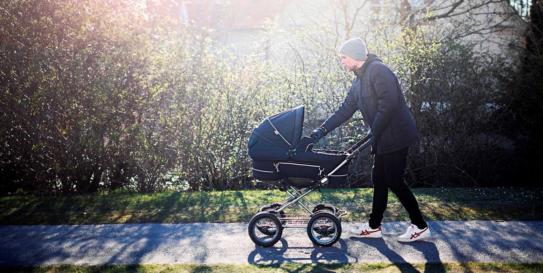 Billede af en mand, der går tur med barnevogn